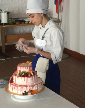 Девушка делает капкейки