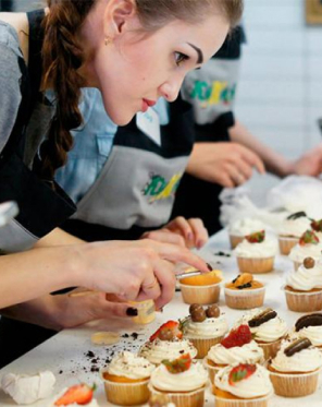 Девушка украшает торт