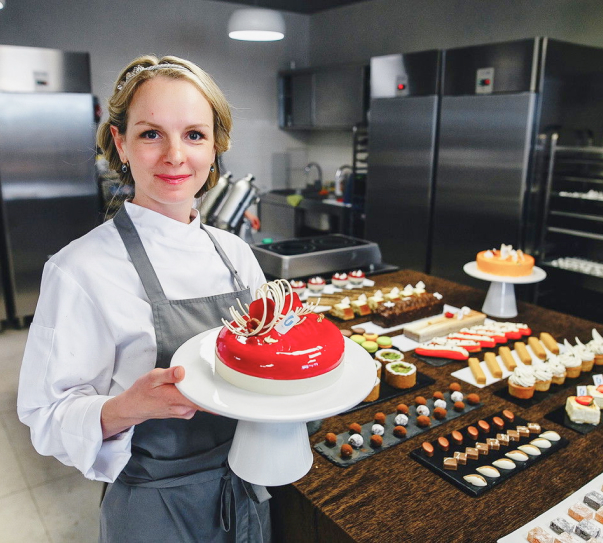 Женщина с тортом